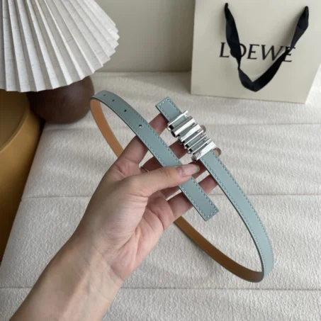 เข็มขัดหนังวัวแท้สองด้าน สไตล์เรียบหรู หัวเข็มขัดสีเงิน